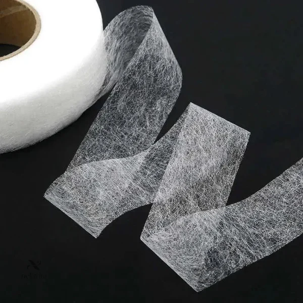 Solution adhésive pour ourlets sans couture