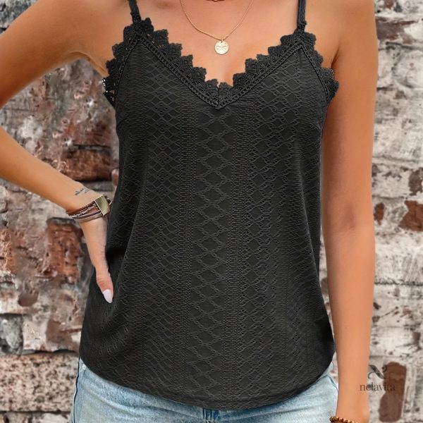Top Cami avec dentelle et col V pour un look décontracté