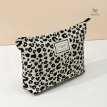 Accessoire de beauté élégant, trousse léopard pour un style affirmé