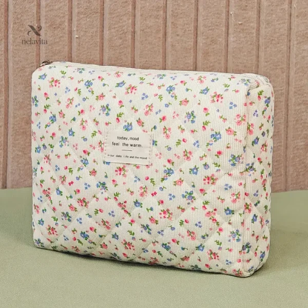 trousse-de-toilette-a-fleurs-pochette-maquillage-chic-et-twnyhe-1 Trousse de toilette à fleurs élégante et pratique