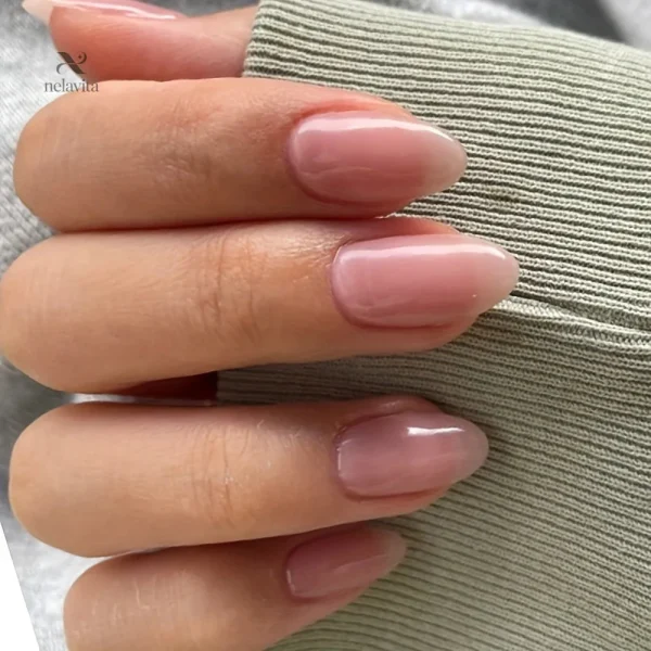 Revitalisez vos ongles avec ce vernis rose anti-âge