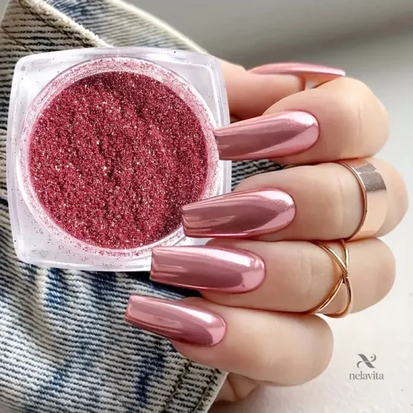 Manucure longue tenue avec vernis en poudre chromé