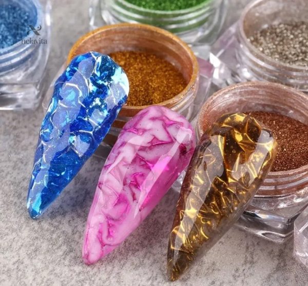 Ongles éclatants avec vernis en poudre effet chrome