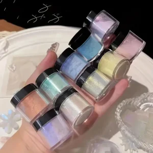 Teintes nacrées pour un effet miroir sur les ongles