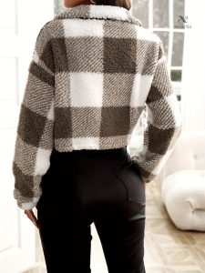 Manteau femme à carreaux, coupe courte et pratique