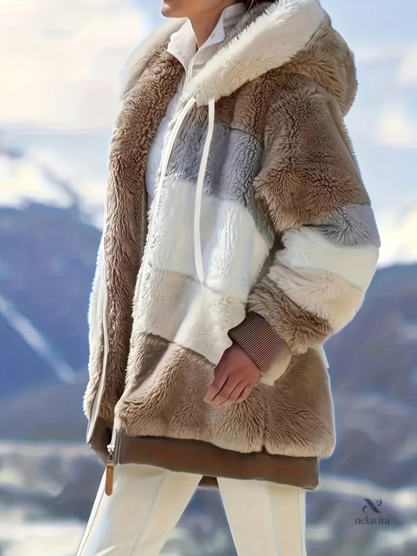 Manteau à capuche bordé de fourrure, confort assuré