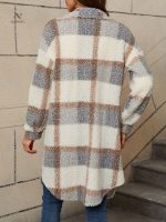 Manteau long à motifs carreaux pour un look tendance