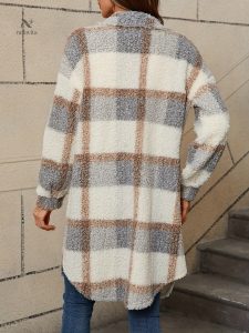 Manteau long à motifs carreaux pour un look tendance