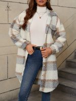 Manteau féminin à carreaux pour un style chic